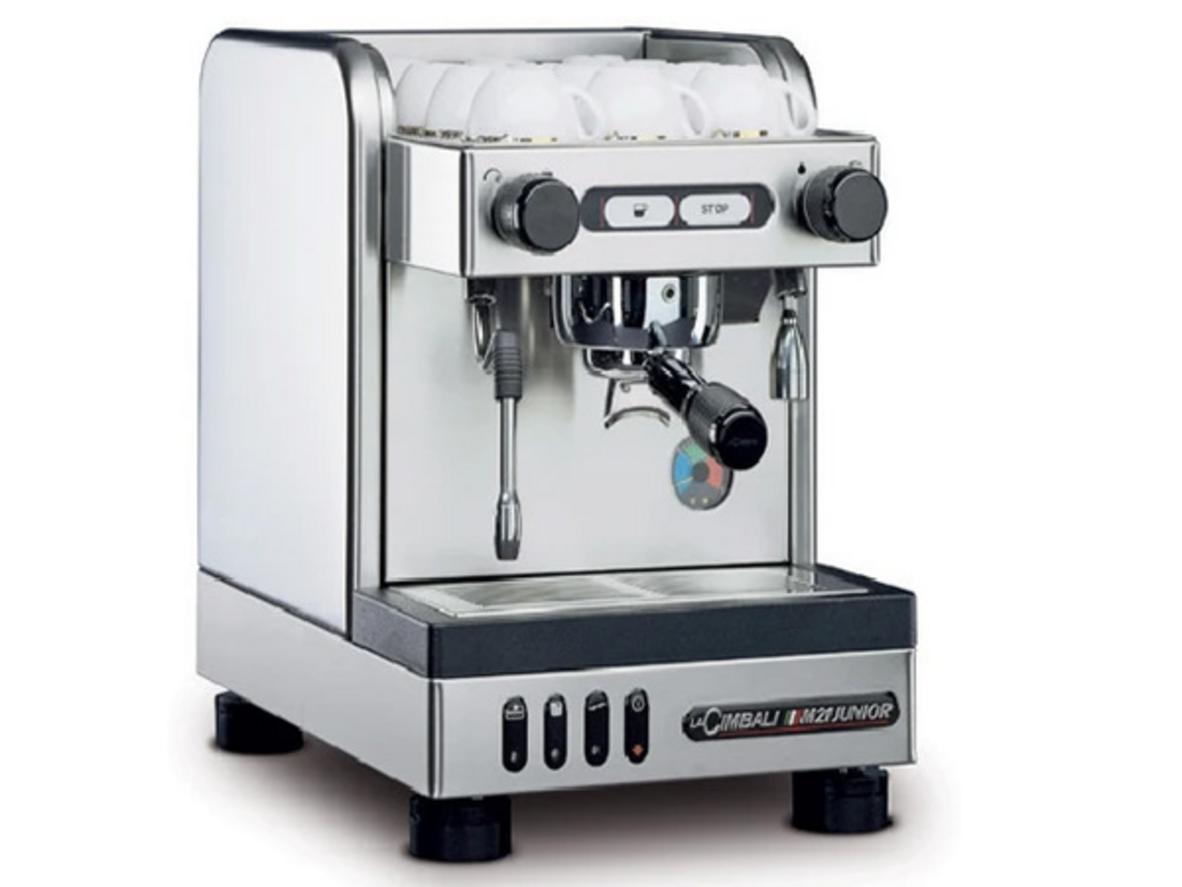 LaCimbali M21 Junior S/1 nhỏ gọn nhưng vẫn mang chất espresso chuẩn Ý.