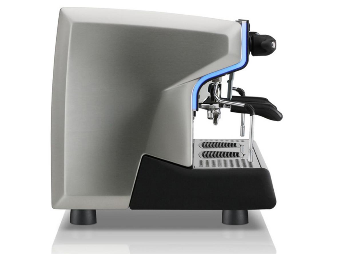 Cận cảnh các tính năng của Rancilio Classe 9 USB - 2 Groups trong quầy bar thương mại.