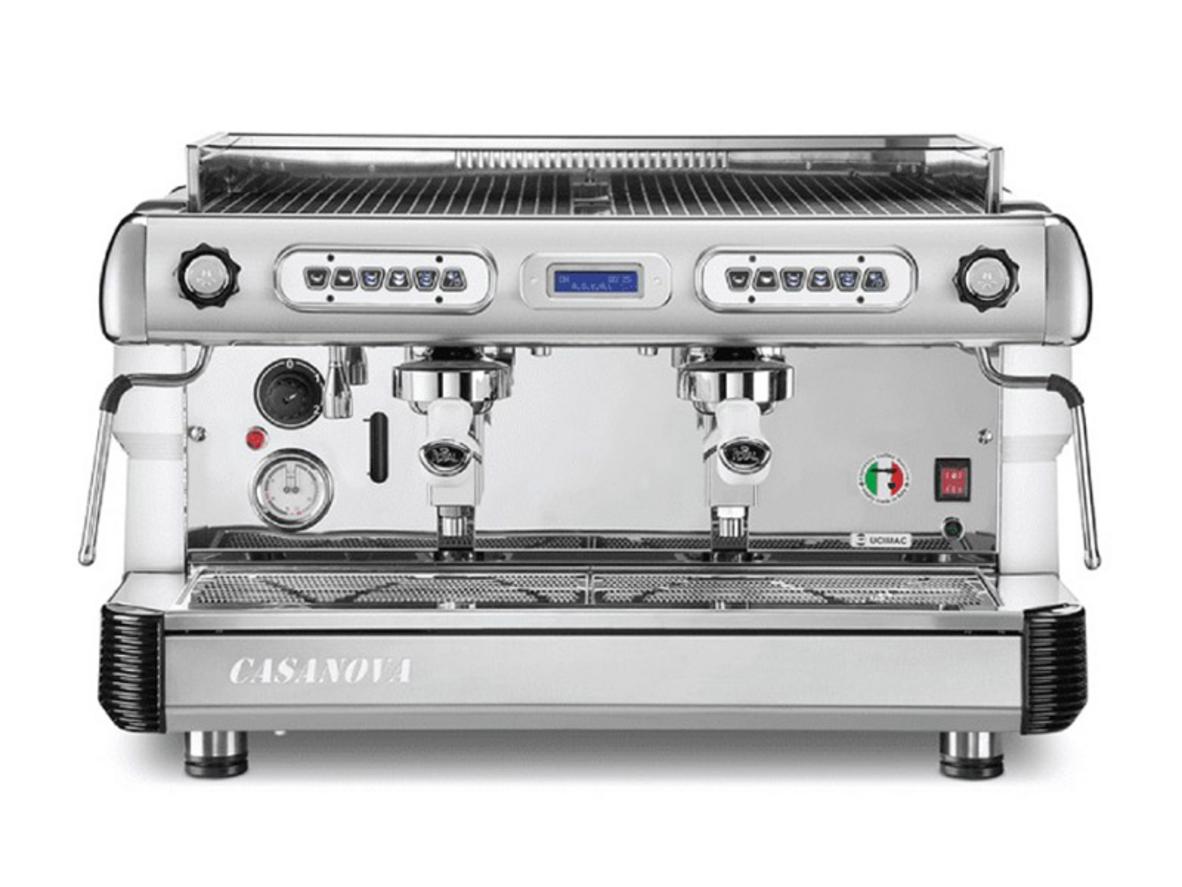Máy pha cà phê Royal Casanova 2 Groups Multi Boiler tạo hình ảnh quầy bar chuyên nghiệp cho quán đông khách.