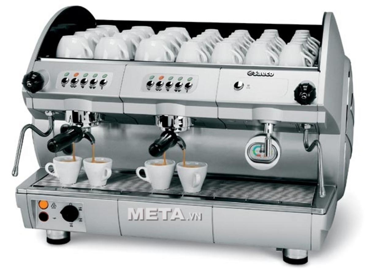 Saeco Aroma SE 200 Sliver tối ưu tốc độ phục vụ với 2 group pha và 2 vòi đánh sữa.