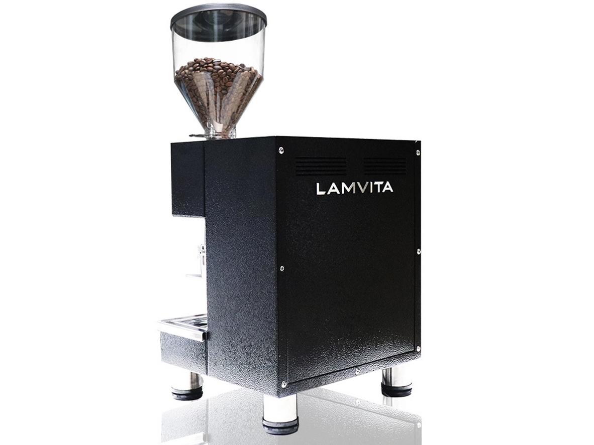 Cụm xay và pha tích hợp trên Lamvita ECO I giúp rút ngắn thao tác phục vụ.