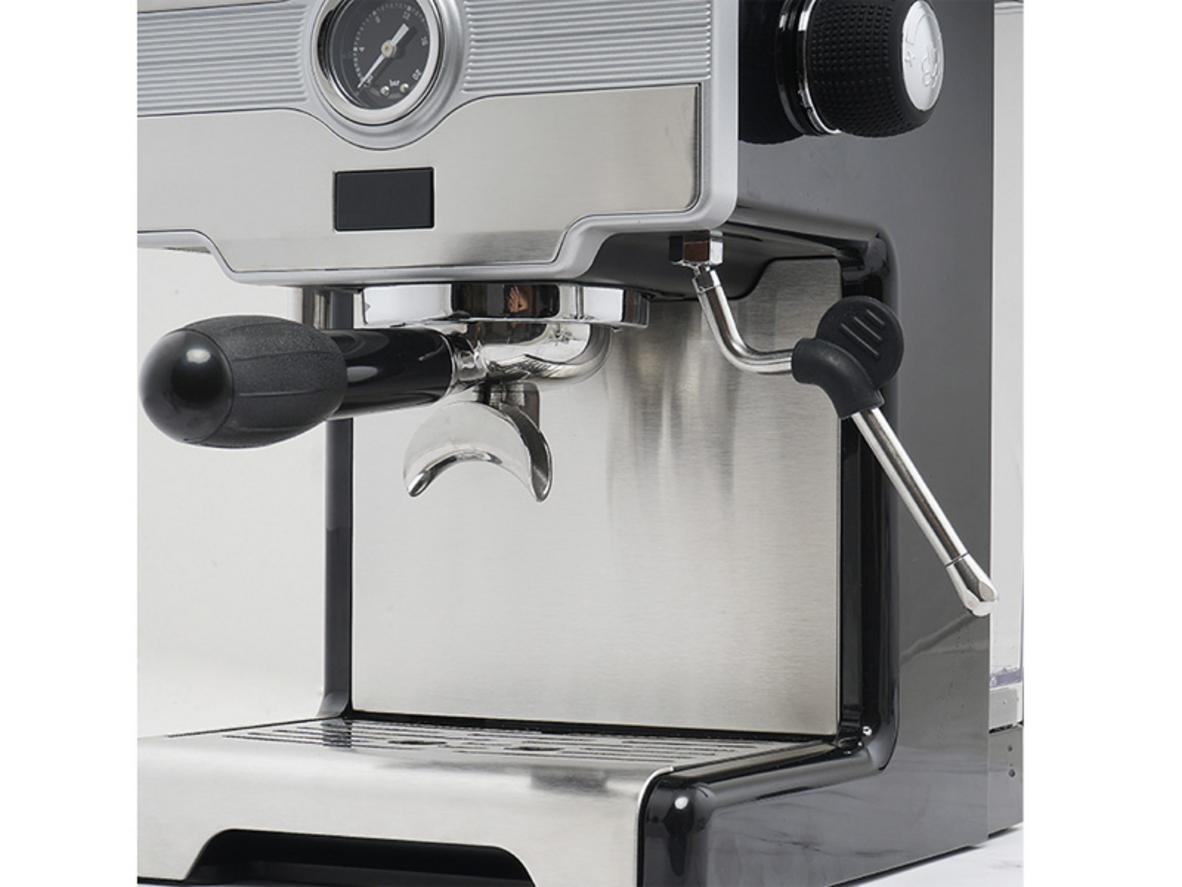 Phin 58mm và áp lực bơm 15 bar giúp Zamboo ZB-99PRO chiết xuất espresso ổn định.