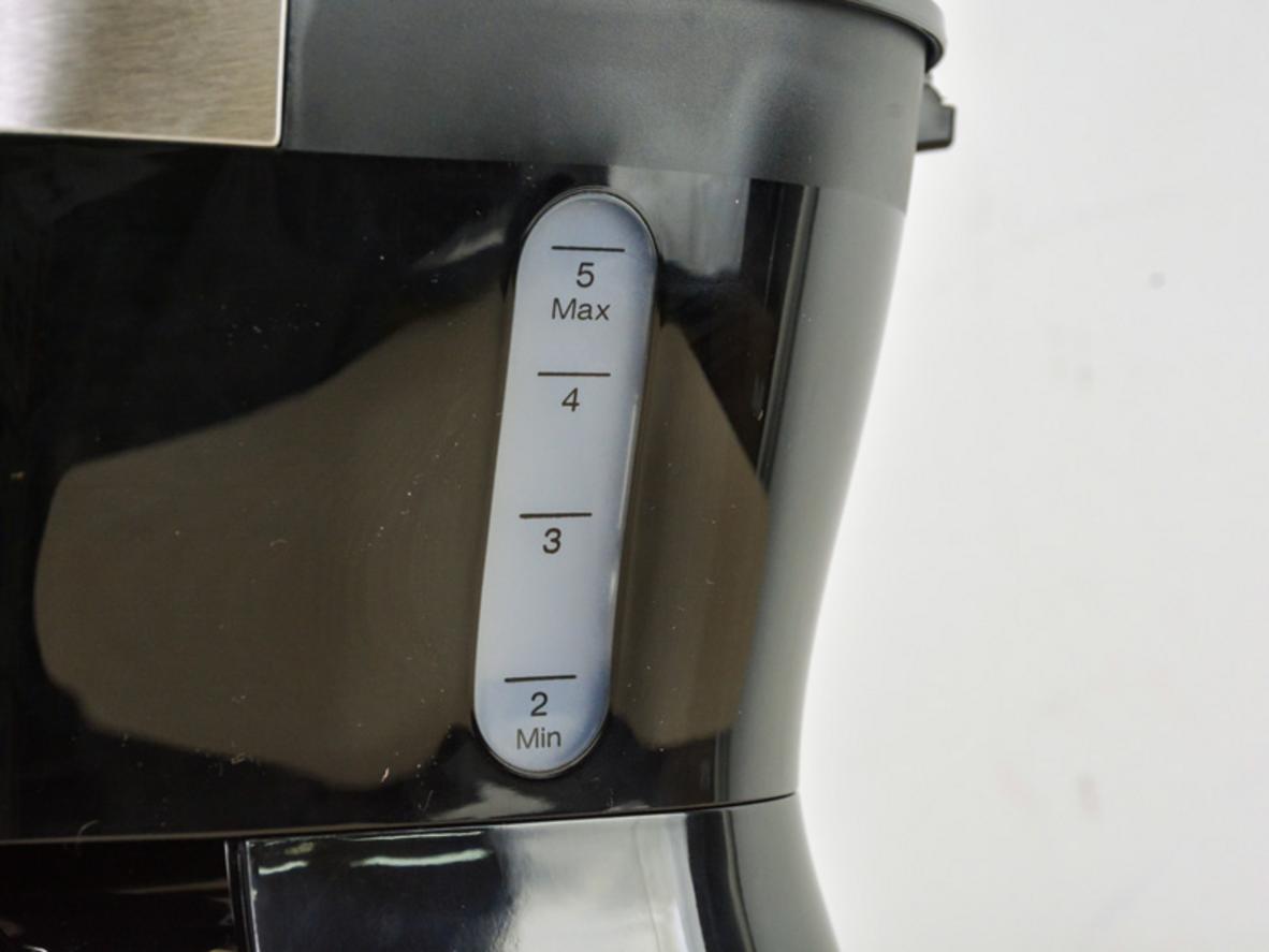 Công suất 750W hỗ trợ chiết xuất ổn định cho nhu cầu pha hằng ngày.
