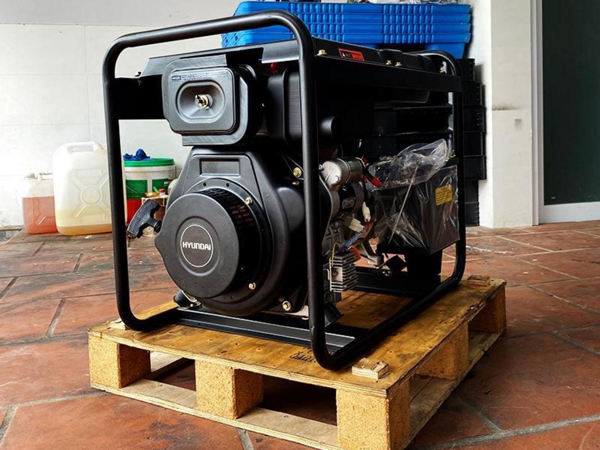 Cụm động cơ diesel và hệ thống AVR của Hyundai DHY50CLE giúp máy vận hành ổn định hơn.