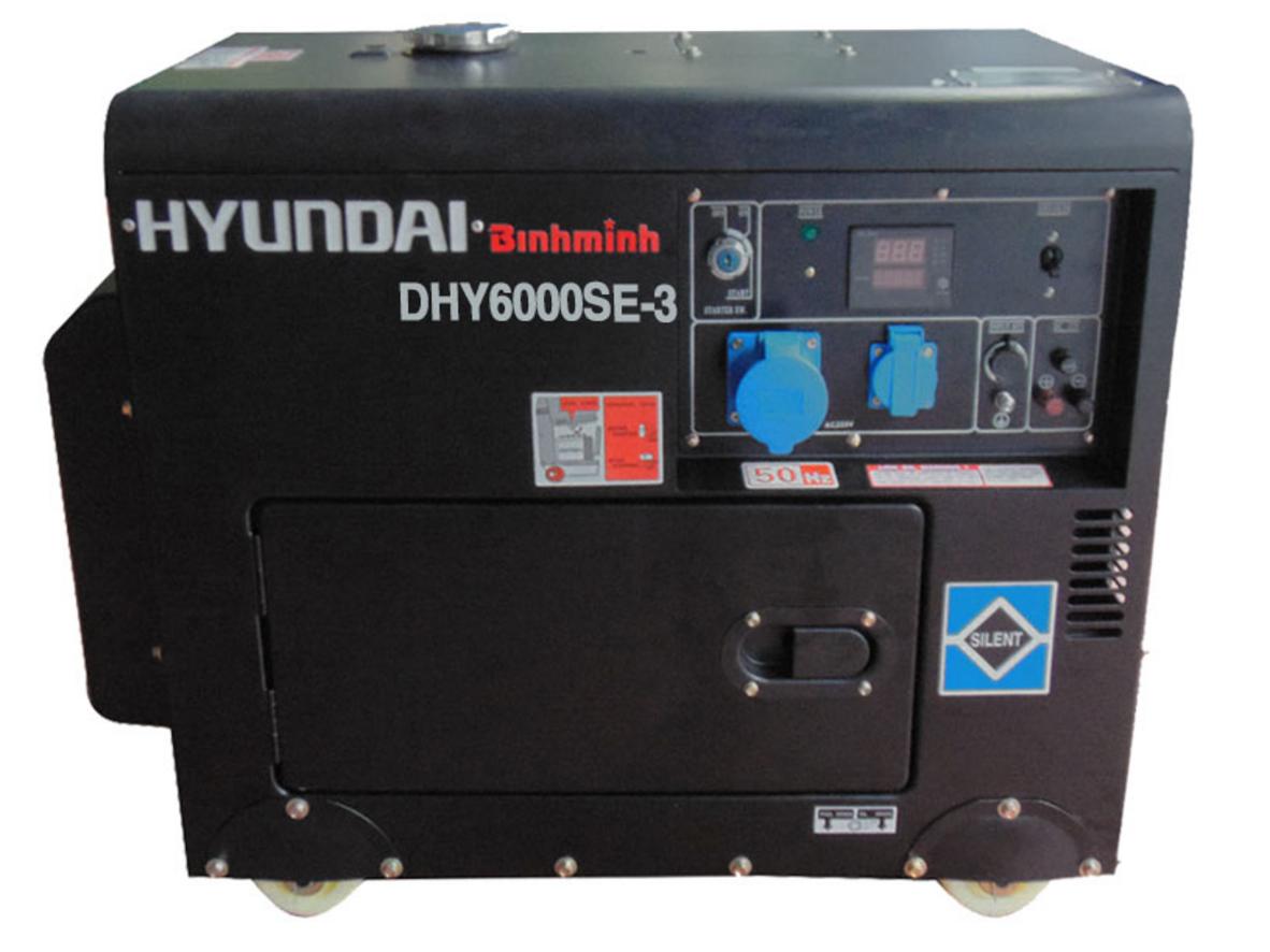 Máy phát điện chạy dầu 6 KVA 3 pha Hyundai DHY6000SE-3 chạy êm, ổn định cho tải vừa.