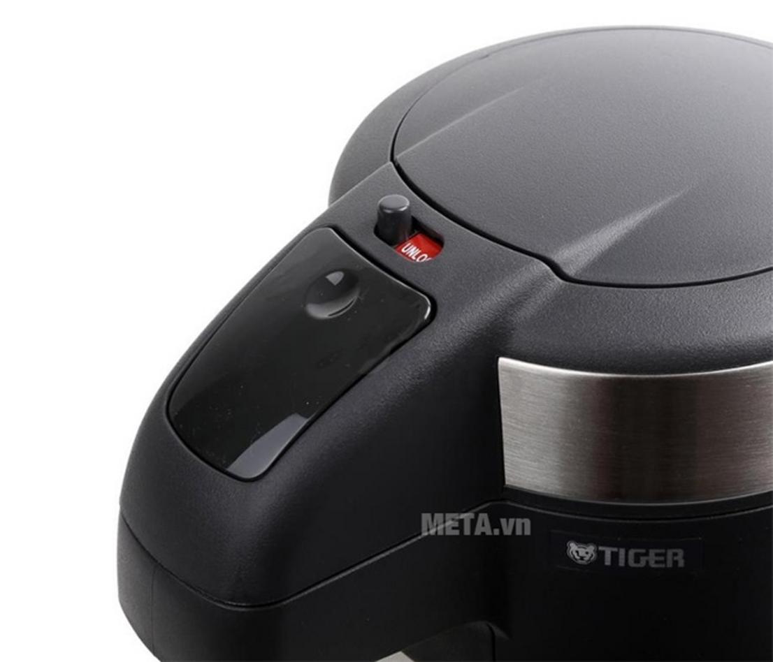 Miệng rộng 6.9 cm giúp châm nước và vệ sinh thuận tiện hơn.