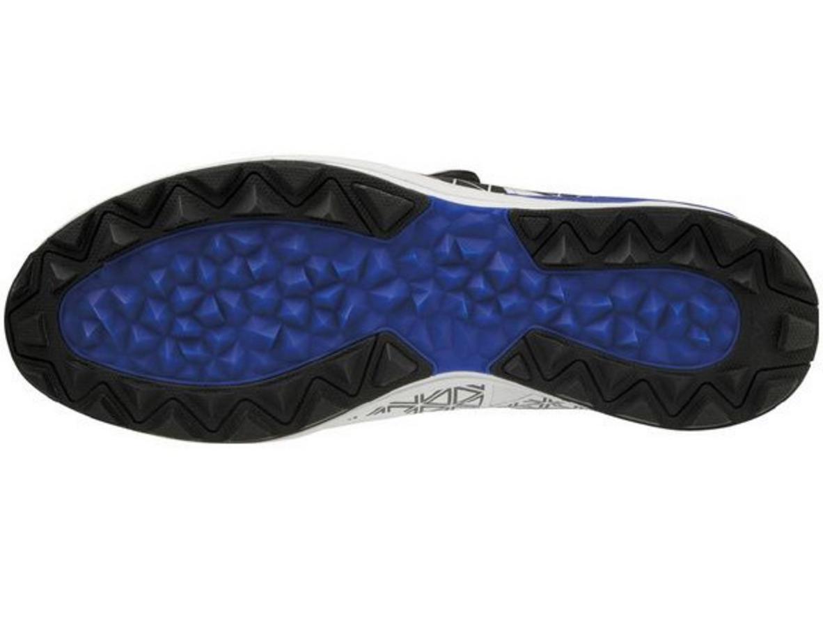 Mizuno Enerzy tăng độ êm và hỗ trợ giảm mỏi khi đi bộ 18 hố.