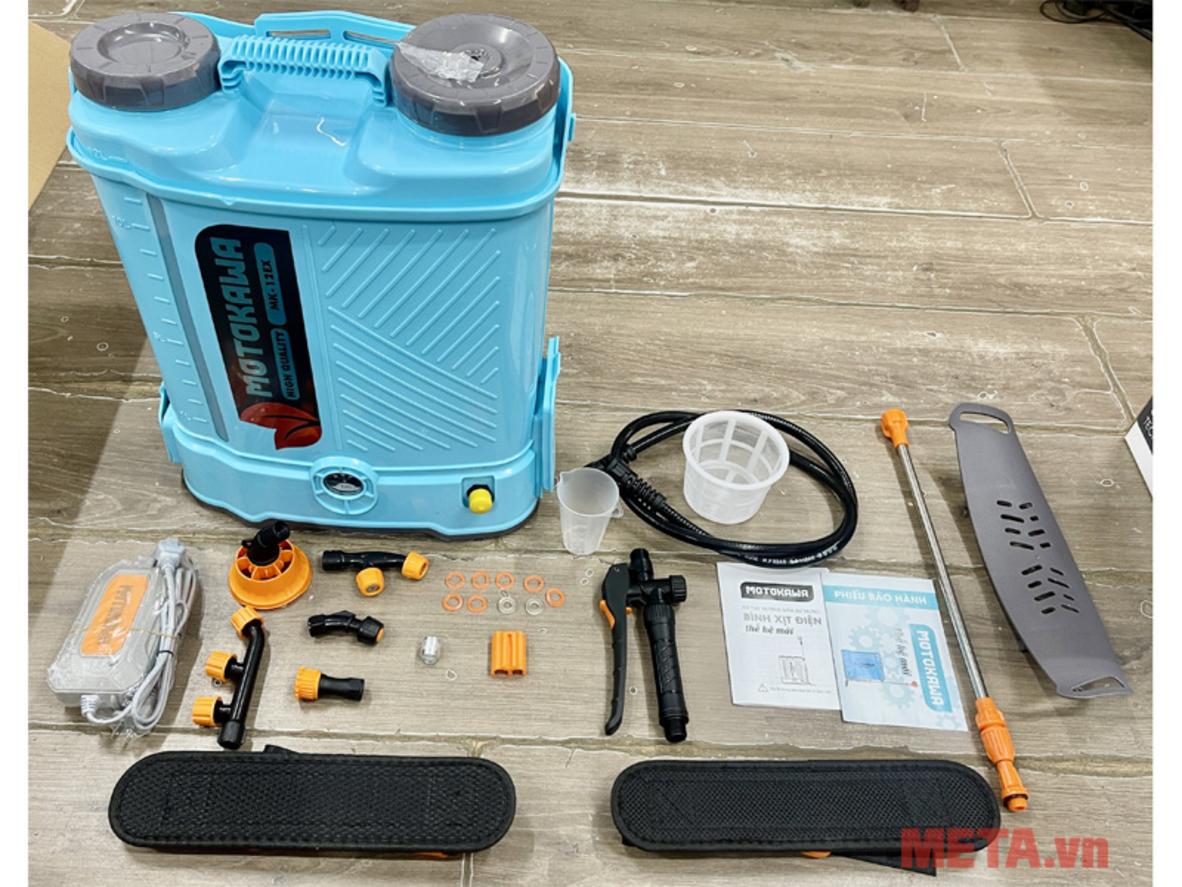 Dung tích 12 lít và ắc quy 12V-8AH giúp máy gọn nhẹ, dễ thao tác.