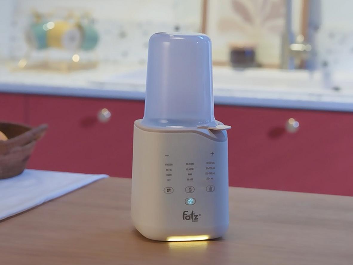 Bảng điều khiển LED và giỏ nhấc bình giúp thao tác nhanh, an toàn hơn trong cữ bú đêm.