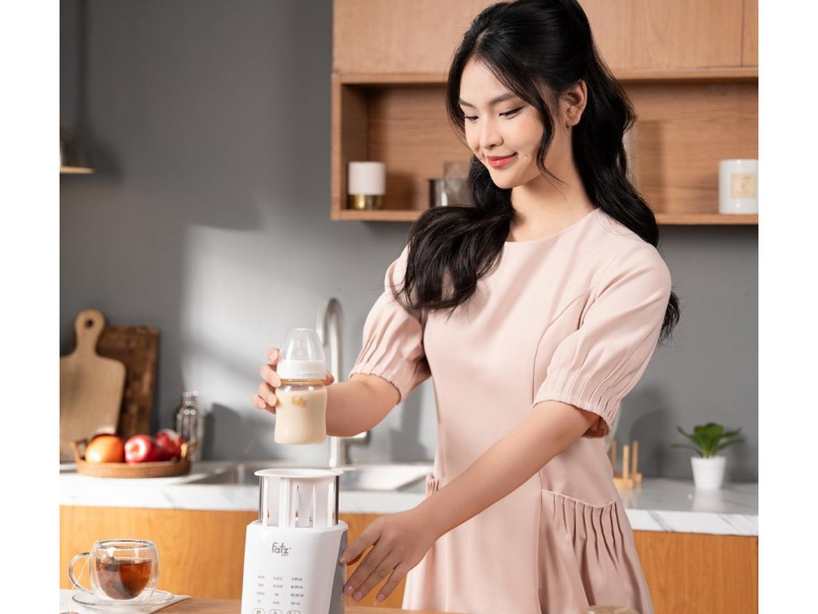 Cơ chế tự động nâng bình giúp việc hâm sữa ban đêm an toàn và tiện hơn.