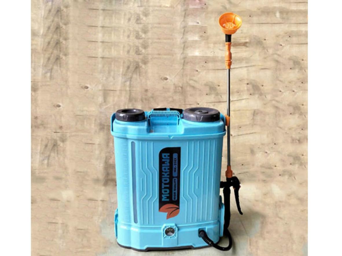Motokawa MK-22EX nổi bật với bơm đôi, đảo thuốc tự động và bình 20 lít.
