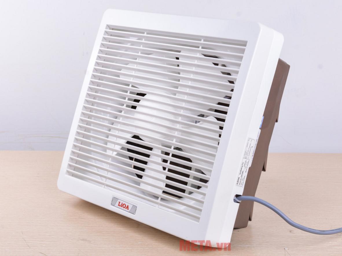 Motor 4 cực có tụ điện và vòng bi kín giúp quạt vận hành ổn định.