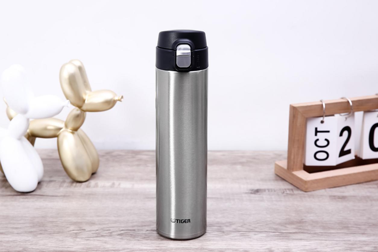 Nắp bật một chạm cho thao tác nhanh, tiện