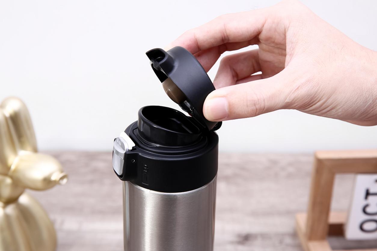 Nắp bật một chạm cho thao tác nhanh, tiện