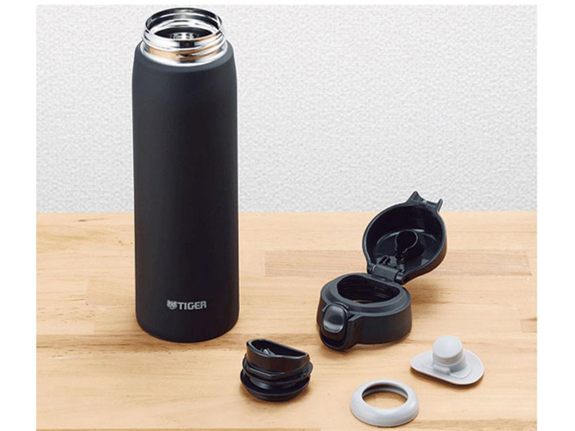 Nắp bật One-Push & Auto Lock tiện mở bằng một tay.