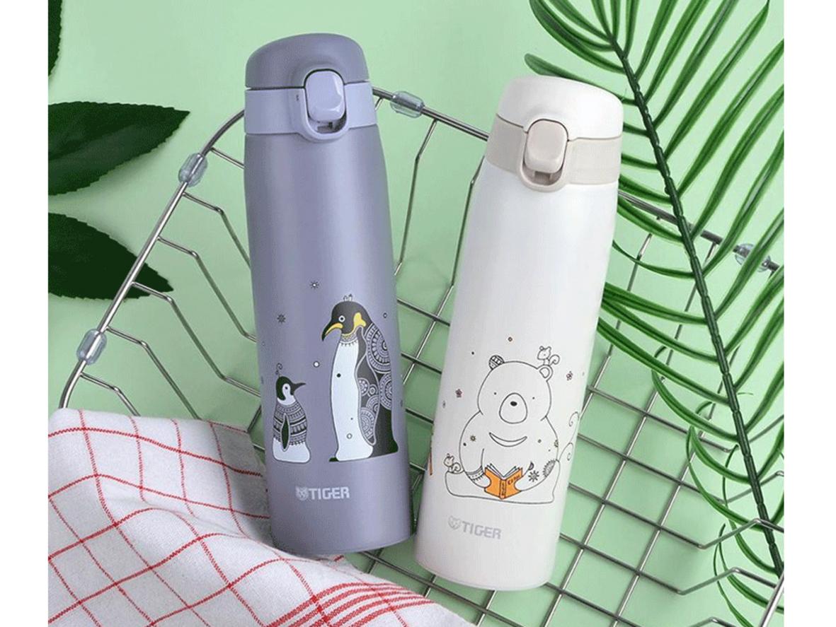 Nắp bật one-push tự động khóa tiện cho bé tự dùng.