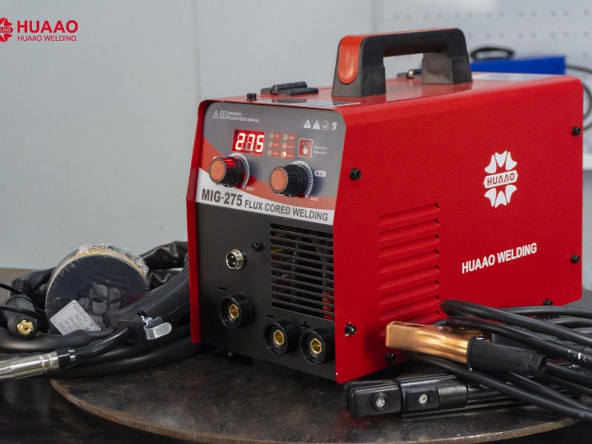 Điện 220V và công suất 3.6 kVA giúp máy dễ triển khai trong nhiều môi trường làm việc.