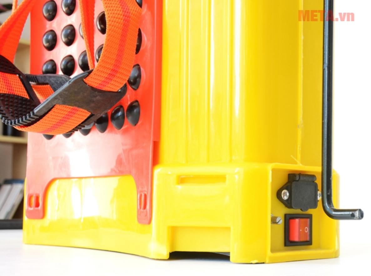 Ắc quy 12V/8AH hỗ trợ thời gian làm việc dài, phù hợp nhu cầu phun cả buổi.
