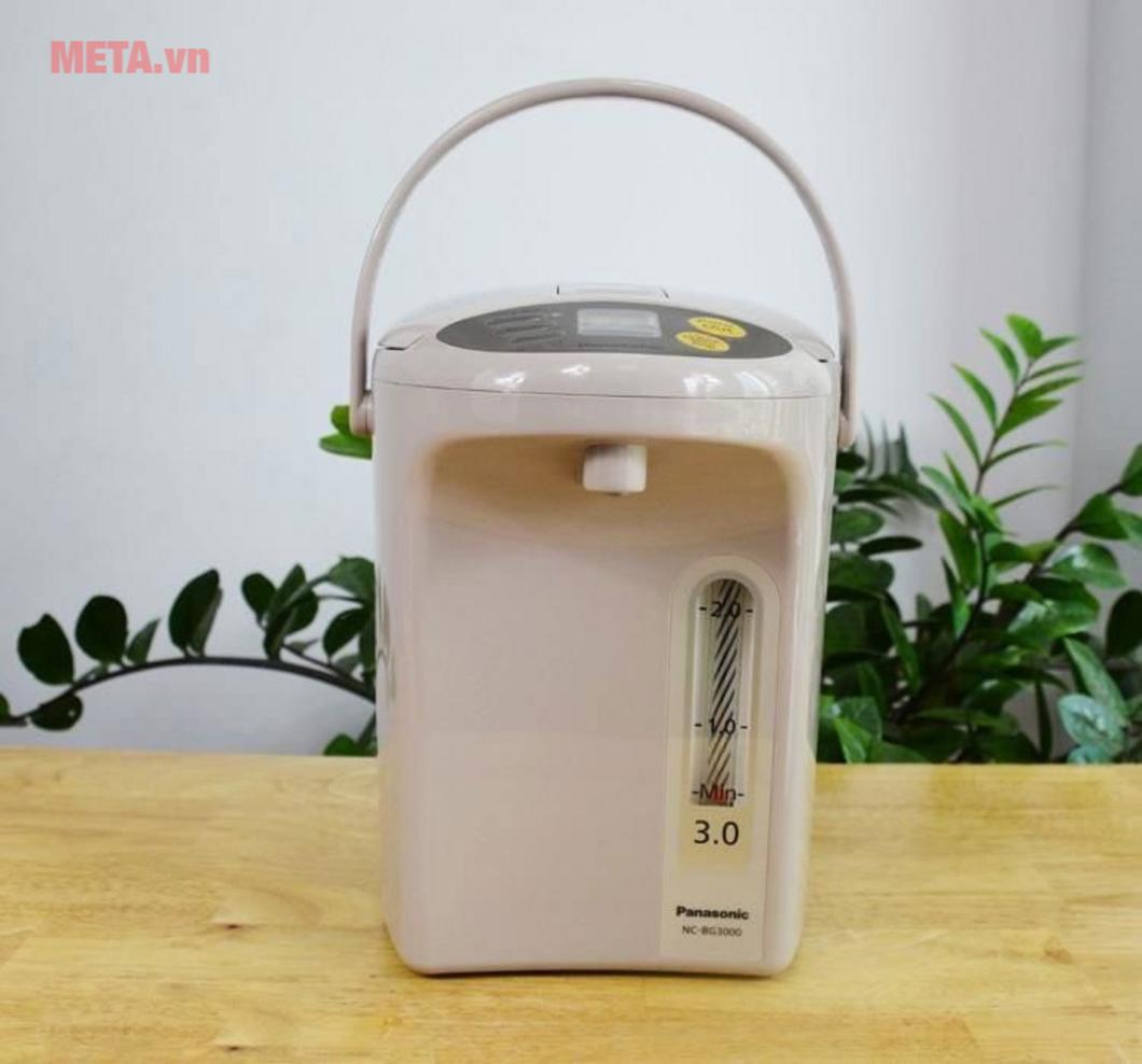 LCD rõ nét và đế xoay 360 độ giúp dùng thuận tiện hơn.