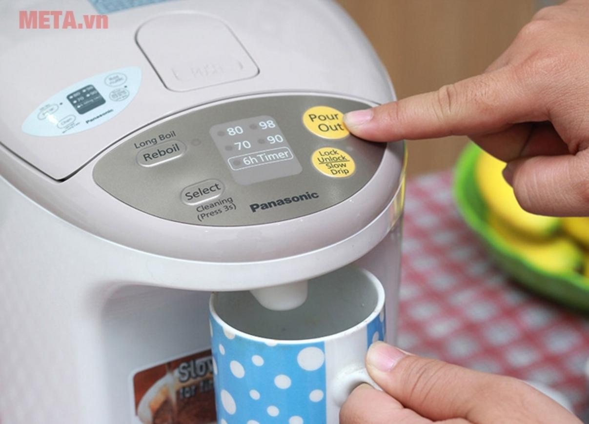 Khóa rót điện tử giúp lấy nước nóng an toàn hơn.