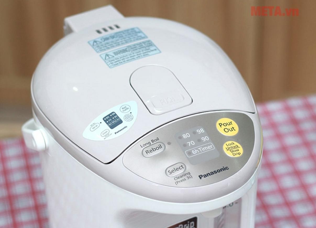 Dung tích 4 lít và công suất 700W phù hợp dùng nước nóng liên tục cho gia đình 3-6 người.