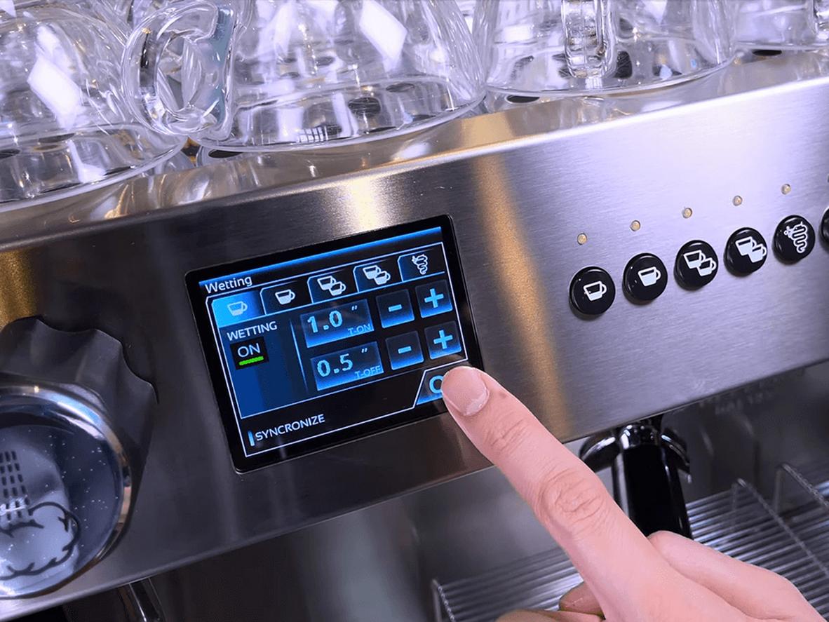Màn hình TFT 3.5 inch giúp quản lý nhiệt độ trực quan và chính xác hơn.