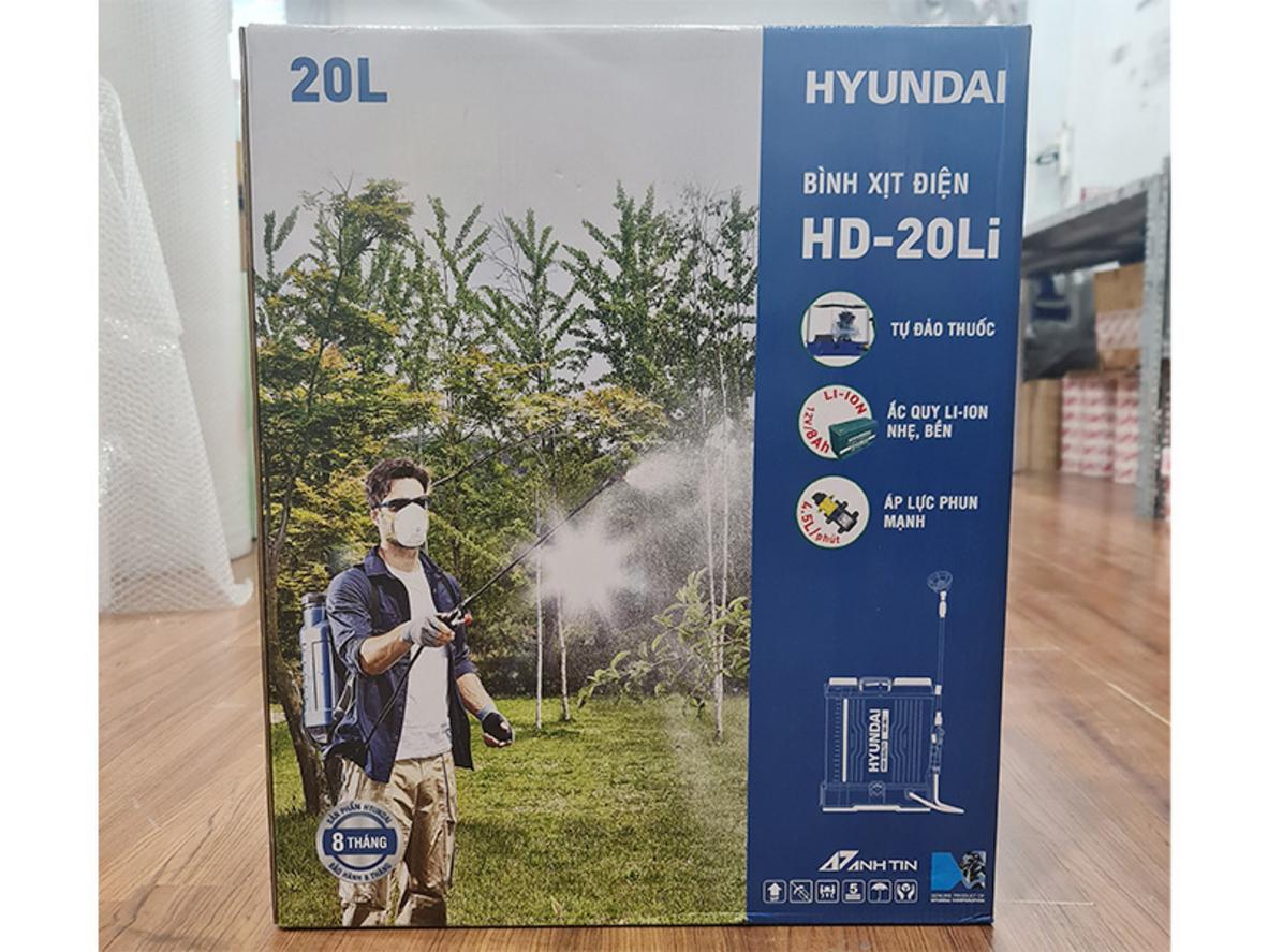 Pin Li-ion 12V-8Ah giúp máy gọn nhẹ và cơ động hơn.