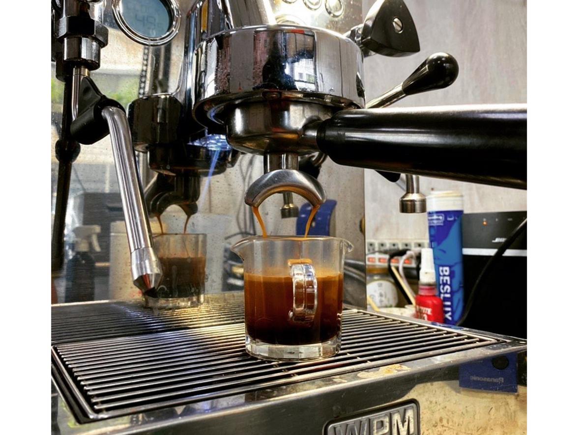 Portafilter 58mm kết hợp bơm 15 bar hỗ trợ chiết xuất espresso chuẩn và ổn định.