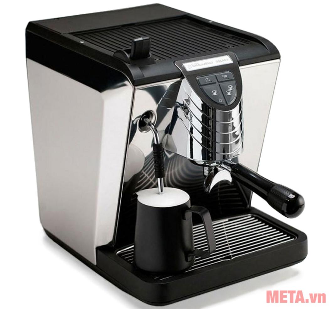 Portafilter 58 mm giúp thao tác chuẩn thương mại và hỗ trợ chiết xuất espresso đồng đều.
