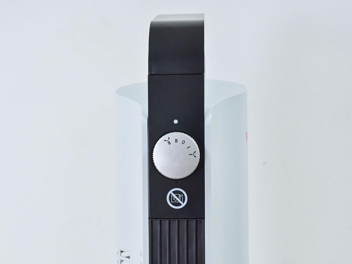 PTC ceramic giúp máy làm ấm nhanh và ổn định hơn trong phòng kín.