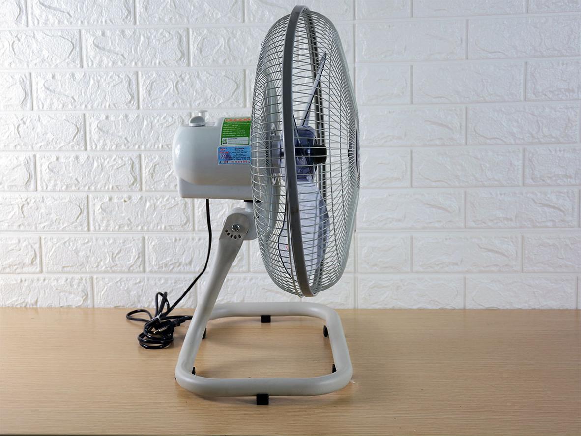Thiết kế chân quỳ giúp quạt đứng vững và linh hoạt trong nhiều không gian.