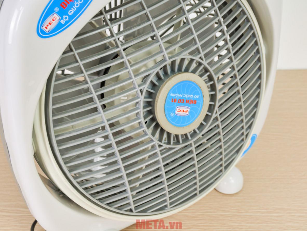 Thiết kế quạt hộp gọn, dễ đặt trên nhiều bề mặt.