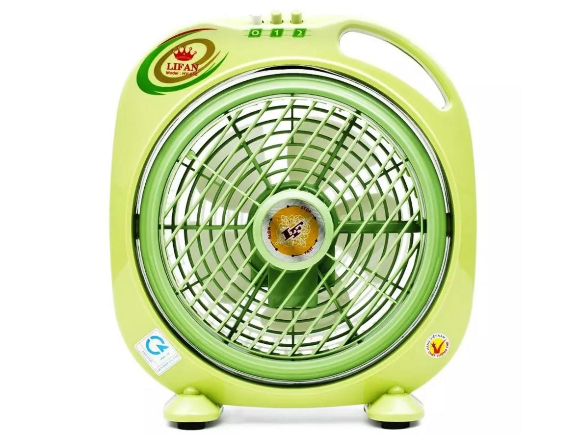 5 cánh nhựa và sải cánh 18cm cho luồng gió dịu nhẹ.