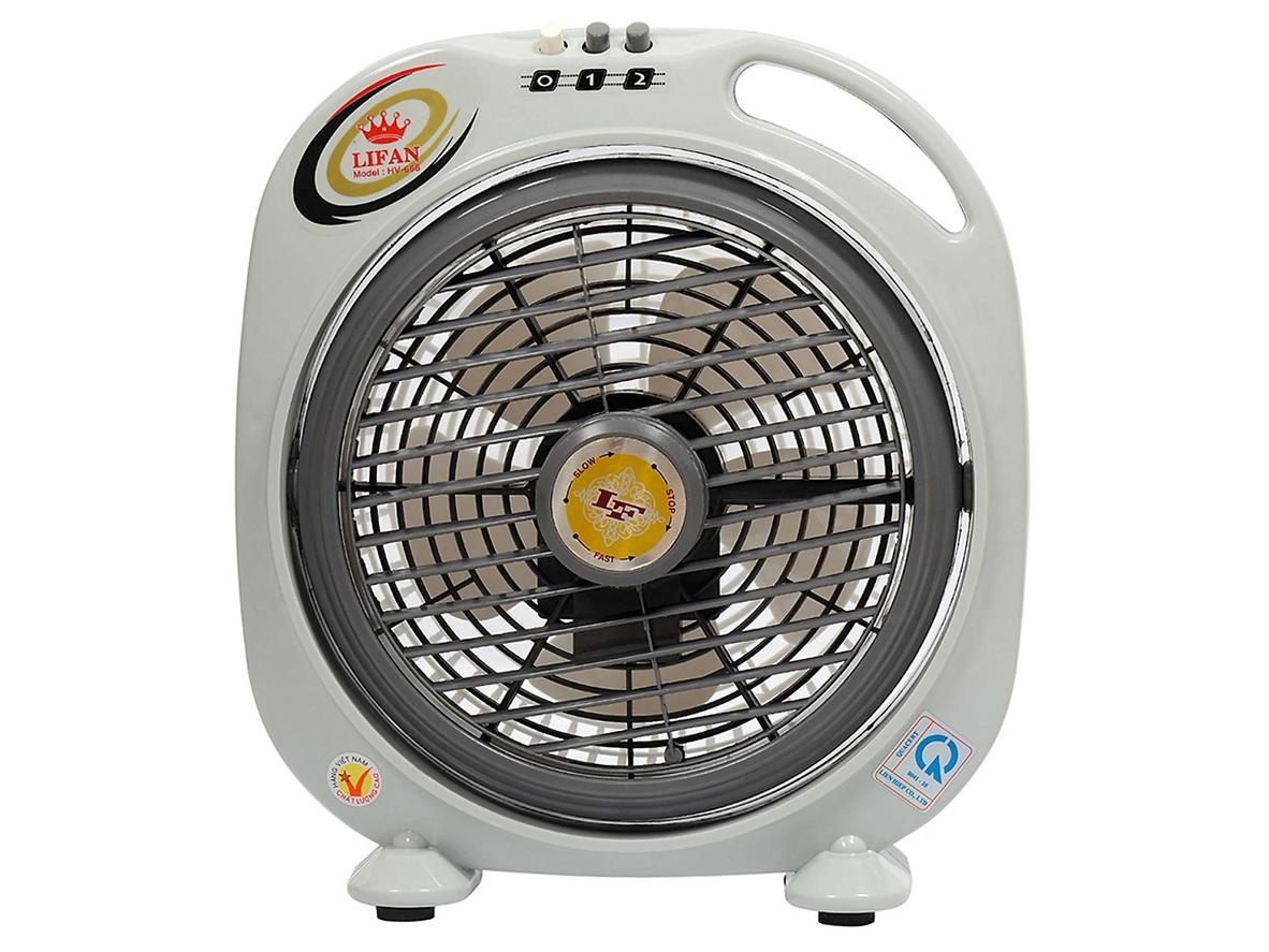 5 cánh nhựa và sải cánh 18cm cho luồng gió dịu nhẹ.