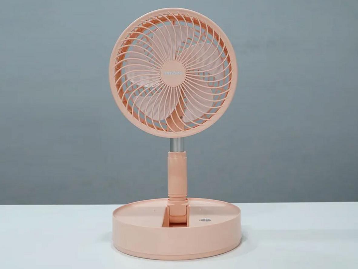 Quạt gấp gọn tiết kiệm chỗ, kéo cao dùng như quạt đứng.