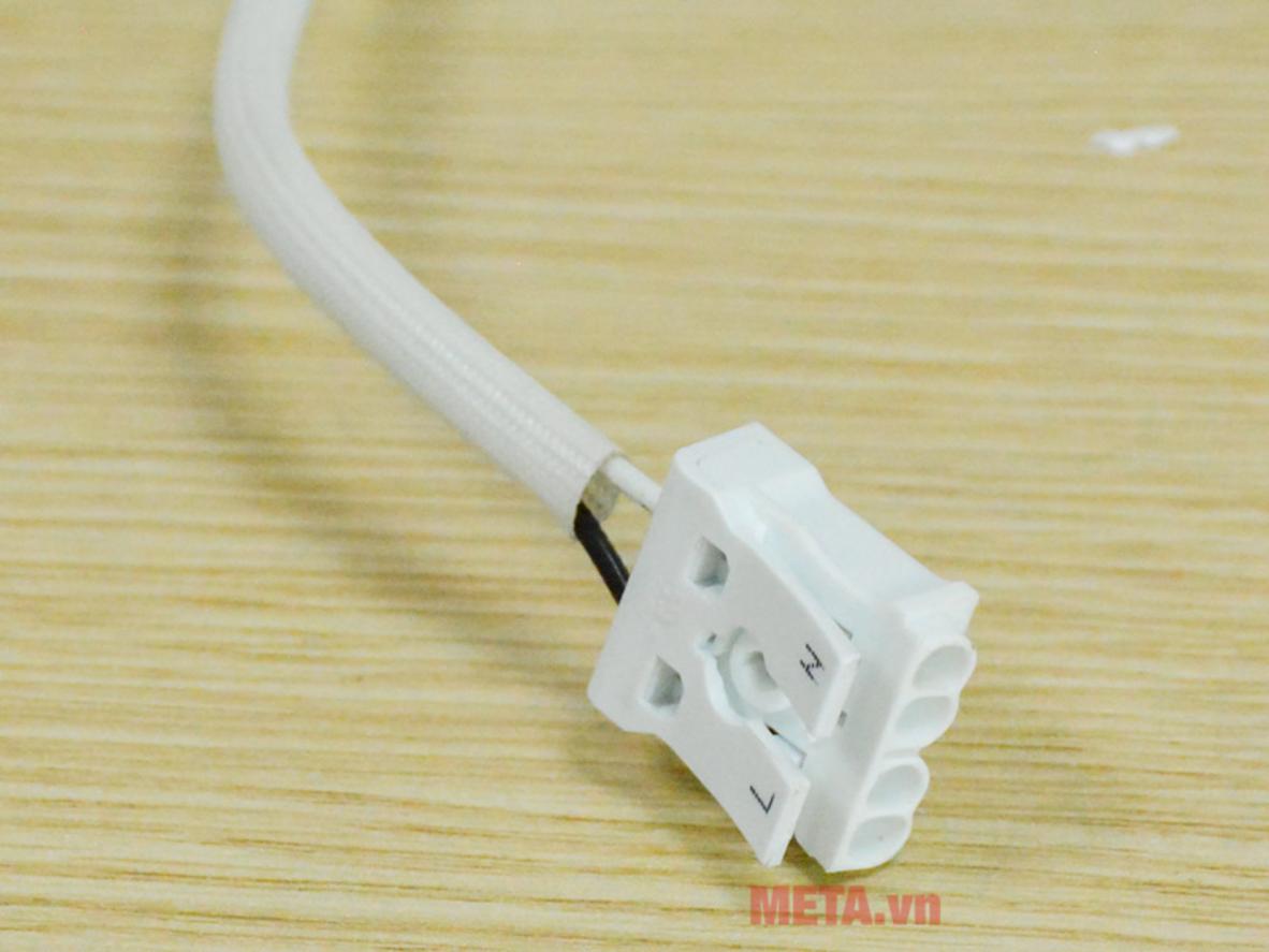 Motor dây đồng và 3 cánh nhựa giúp quạt nhẹ, ổn định và dễ lắp đặt.