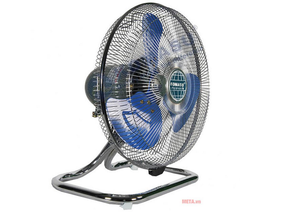 Thiết kế quạt công nghiệp bền chắc với 3 cánh hợp kim nhôm và lồng bảo vệ an toàn.