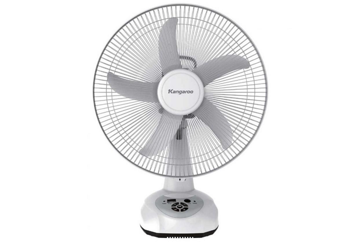 Quạt sạc Kangaroo KG735 nổi bật với thiết kế để bàn gọn gàng và tiện ích đa năng.