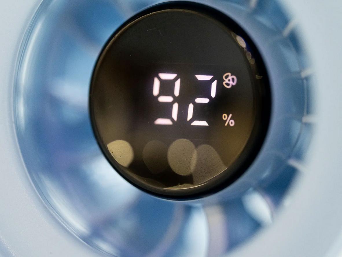 Màn hình LED và thiết kế gập gọn giúp sử dụng tiện lợi hơn.