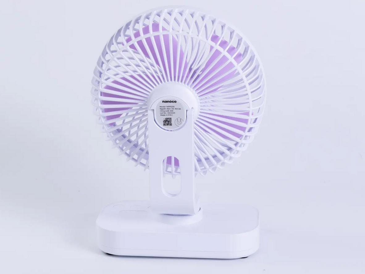 NRF6219W nổi bật với 4 cấp độ gió, xoay đảo gió và đèn LED.