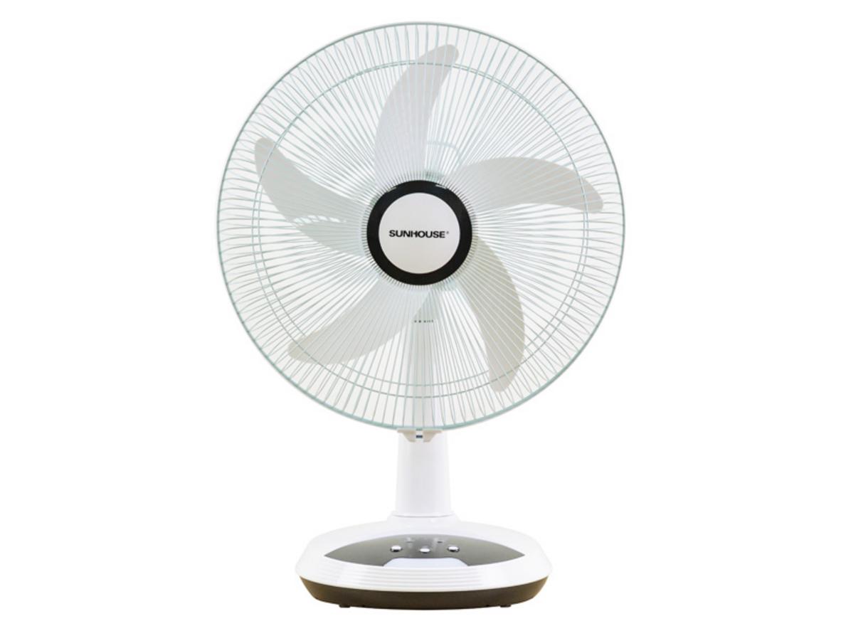 Quạt sạc tích điện Sunhouse SHD7223 có thiết kế gọn gàng, phù hợp dùng trong gia đình.