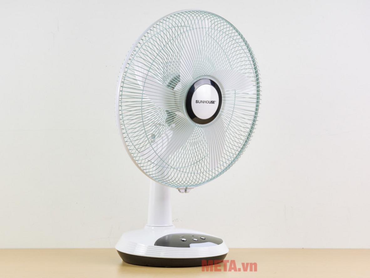 Motor bạc đạn hỗ trợ quạt vận hành êm và ổn định hơn.
