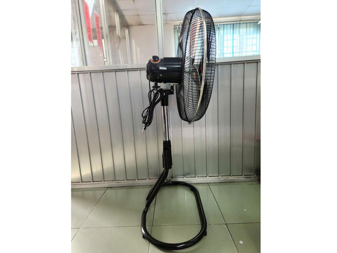 Cánh nhôm 50cm giúp tạo luồng gió rộng và ổn định.