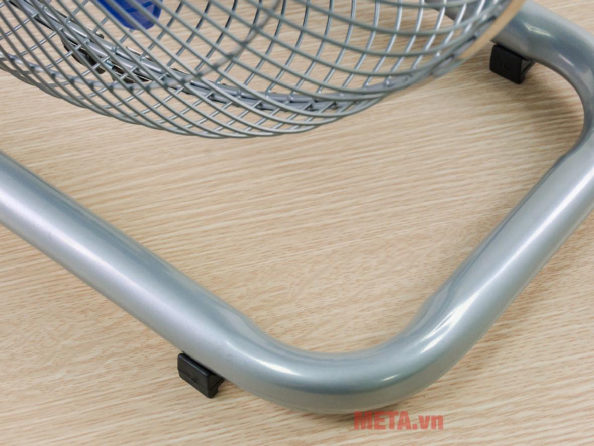 Thiết kế chân quỳ và rơ-le quá nhiệt giúp quạt vận hành ổn định, an toàn.
