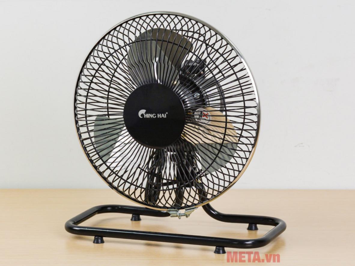 3 cánh nhôm và sải cánh 23cm tạo gió tập trung cho không gian nhỏ.
