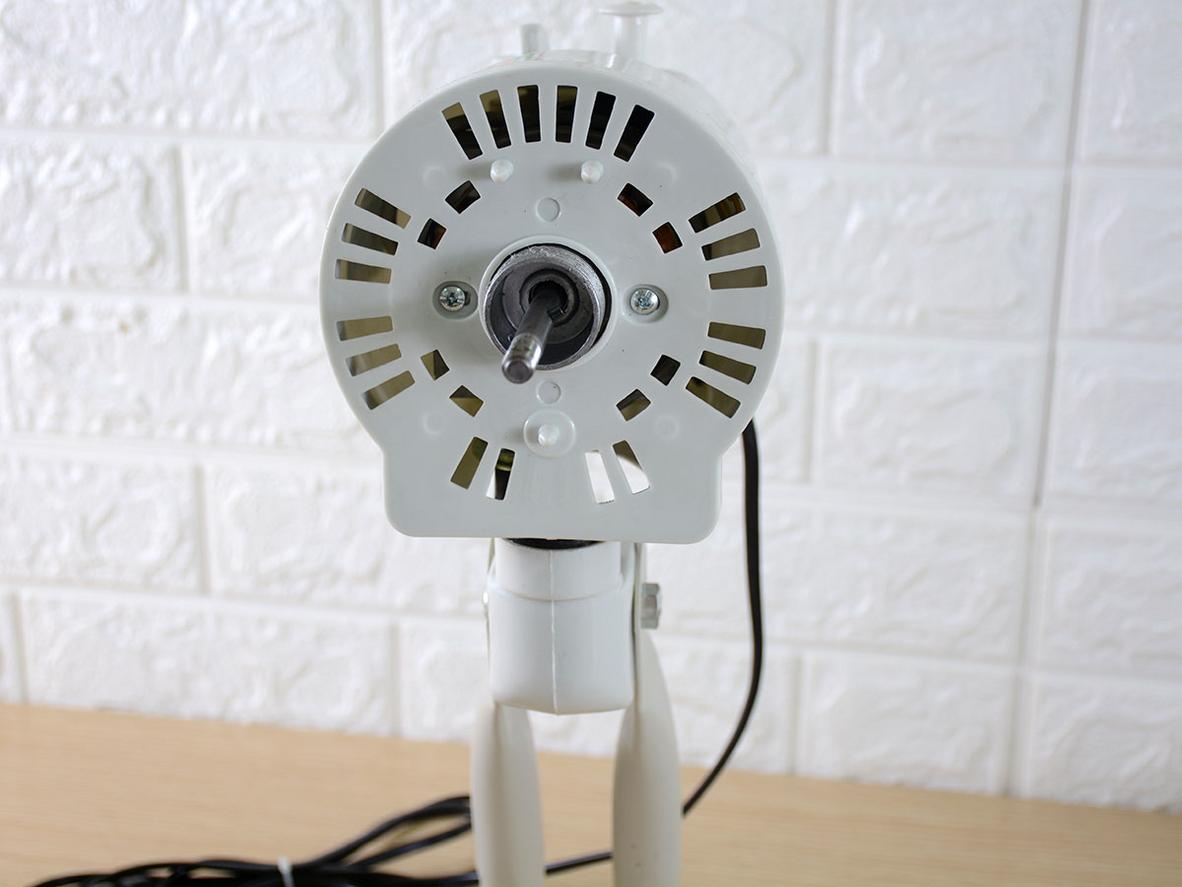 Thiết kế chân quỳ và thân sắt giúp QS400 đứng vững, phù hợp các không gian cần làm mát nhanh.