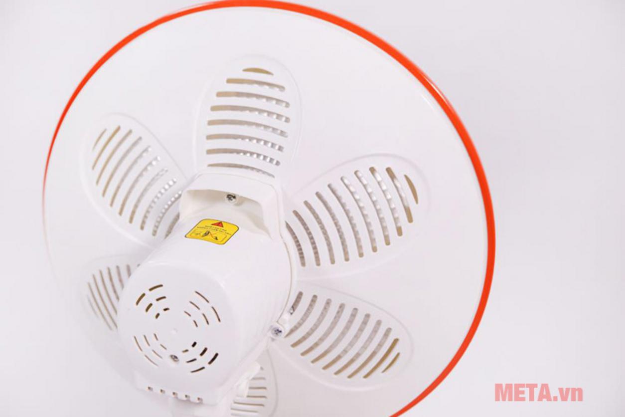 Quạt sưởi halogen Sunhouse SHD7005 nổi bật với thiết kế đứng, dễ bố trí trong phòng nhỏ.