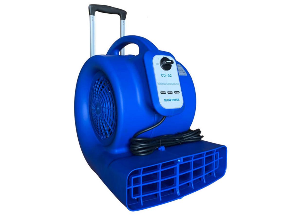 Quạt thổi sàn Omysu CD-02 1.000W giúp làm khô sàn và thảm nhanh hơn sau vệ sinh.