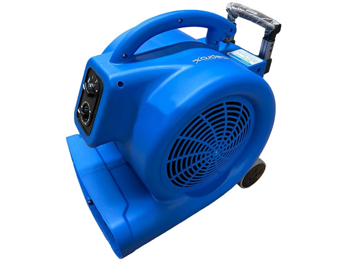 Thiết kế cơ động với bánh xe lớn và tay kéo giúp CleproX CX-1000 di chuyển thuận tiện giữa nhiều khu vực.