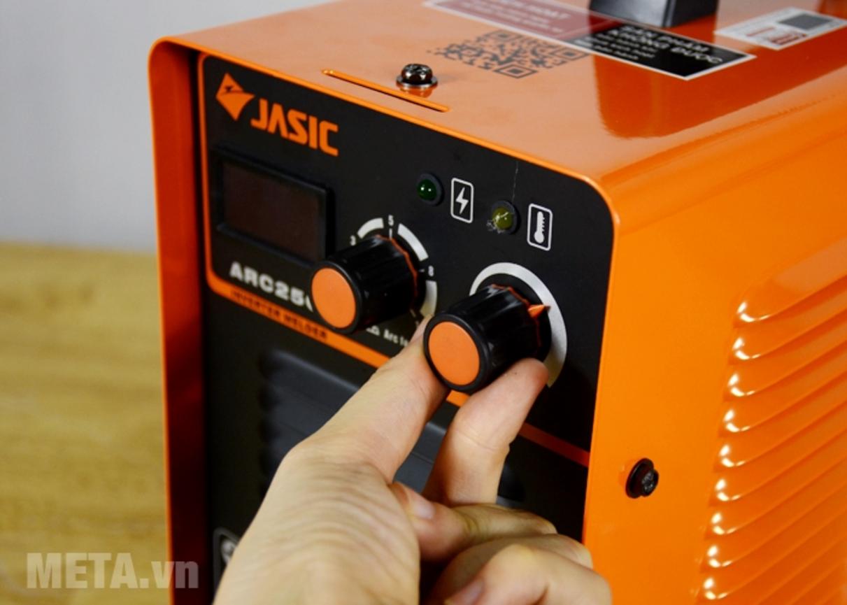 Máy hỗ trợ nhiều cỡ que hàn, nổi bật nhất là que 3.2mm và 4.0mm.